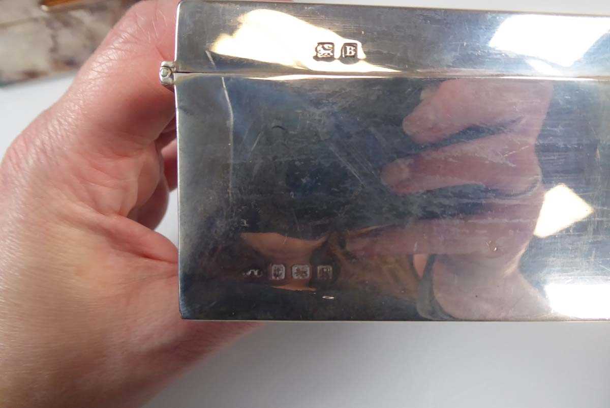 A silver, parcel gilt and engine turned cigarette case of rectangular form, import marks, w. 9 cm, a - Image 5 of 7