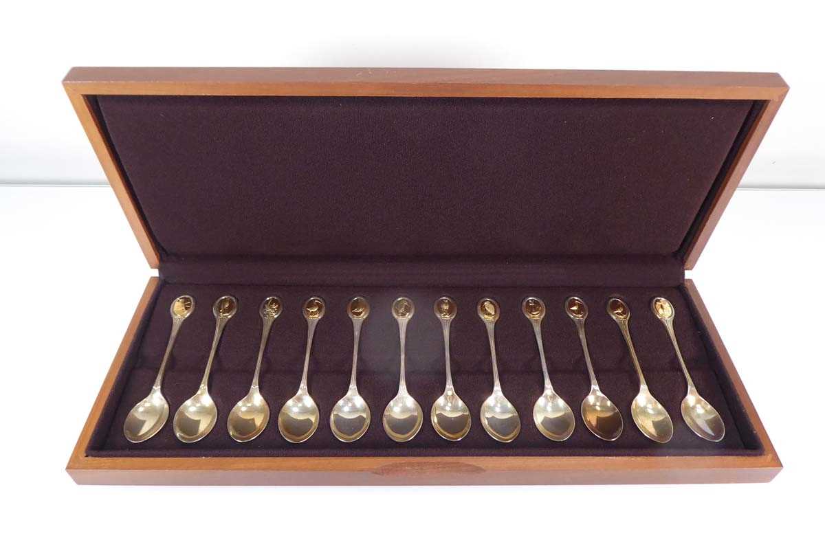 John Pinches for the RSPB, a set of twelve silver gilt teaspoons, London 1976, cased - Image 3 of 4