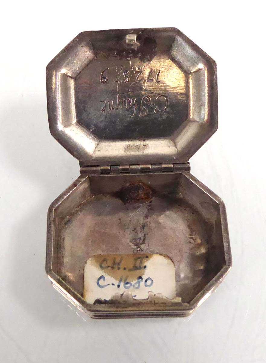 A Charles II snuff box of canted rectangular form engraved with the 'hearts aflame' motif, - Image 5 of 6