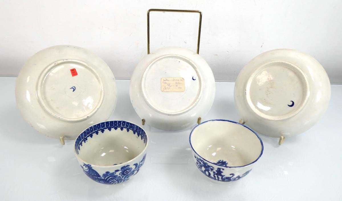 Two early Worcester blue and white tea bowls and three saucer dishes, each decorated in the Oriental - Image 2 of 2