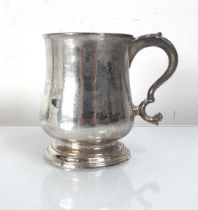 A George II silver mug with c-scroll handle, maker Edward Lothian, Edinburgh 1749, h. 9 cm, 6.5