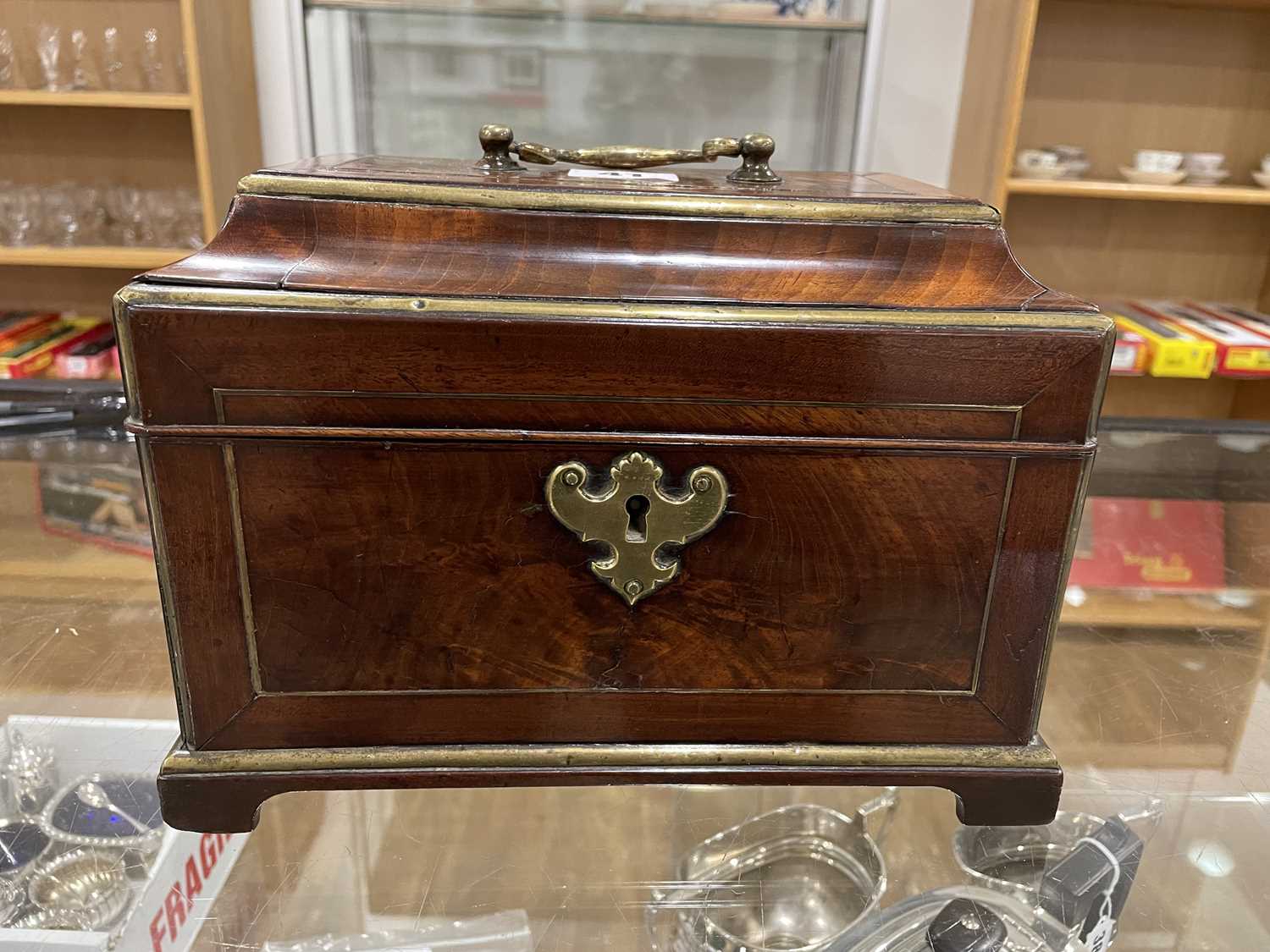 A late 18th/early 19th century mahogany and brass mounted box of casket form with bracket feet, - Bild 6 aus 18