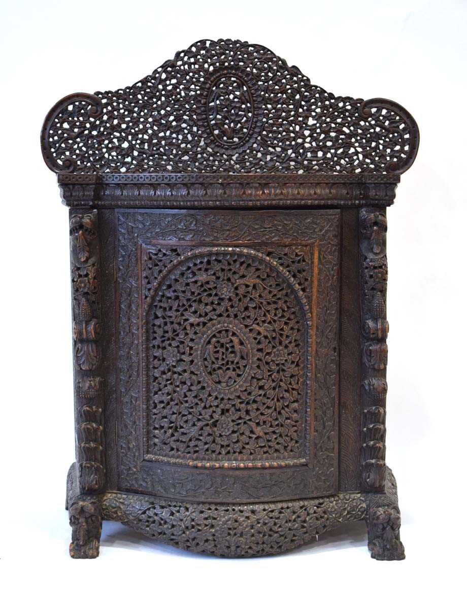 A 19th century Anglo-Indian (?)padouk side cabinet, the intricately carved back over a bow-front and - Bild 2 aus 4