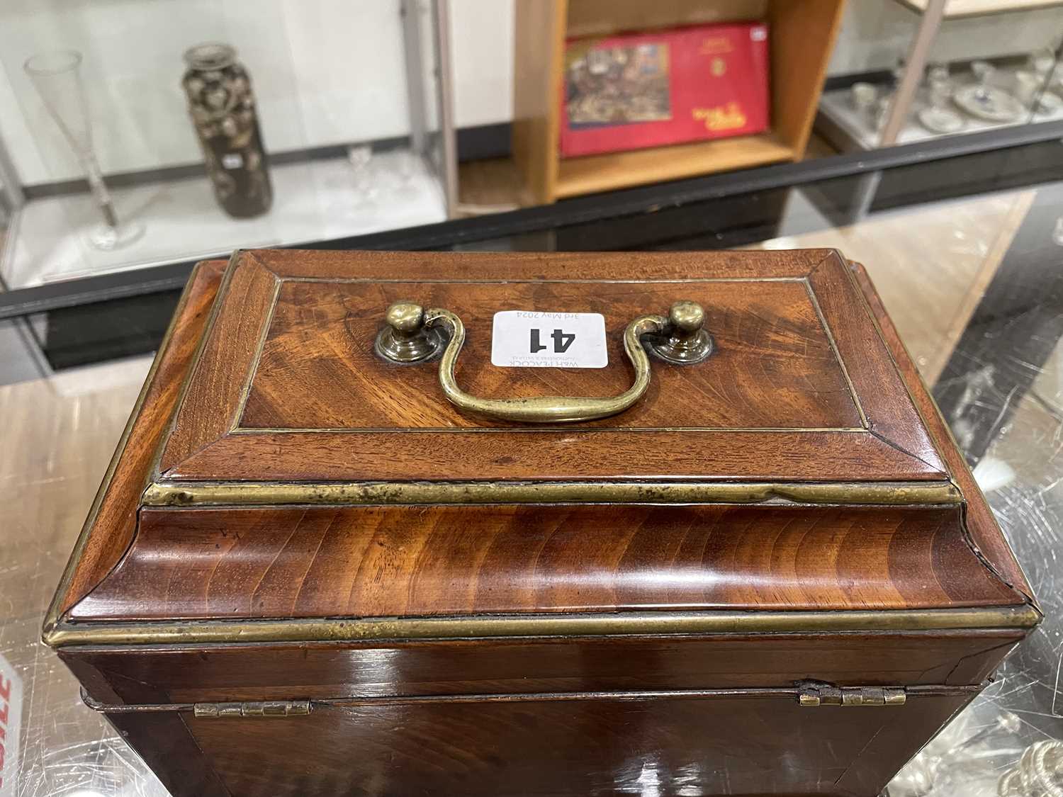 A late 18th/early 19th century mahogany and brass mounted box of casket form with bracket feet, - Bild 3 aus 18