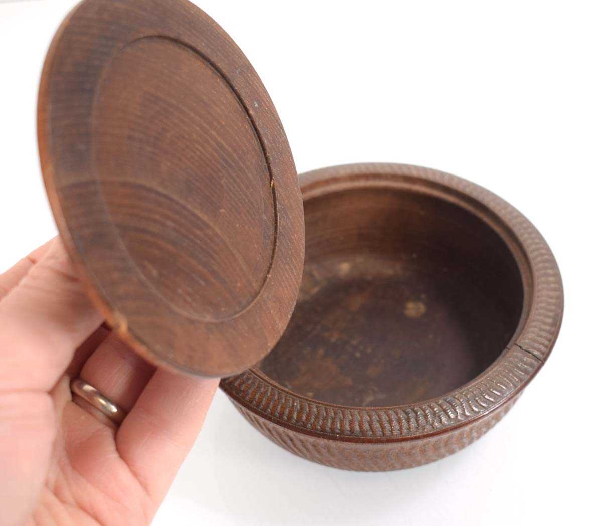 A late 19th century elm(?) and marquetry pot and cover, di. 13 cm - Bild 3 aus 3