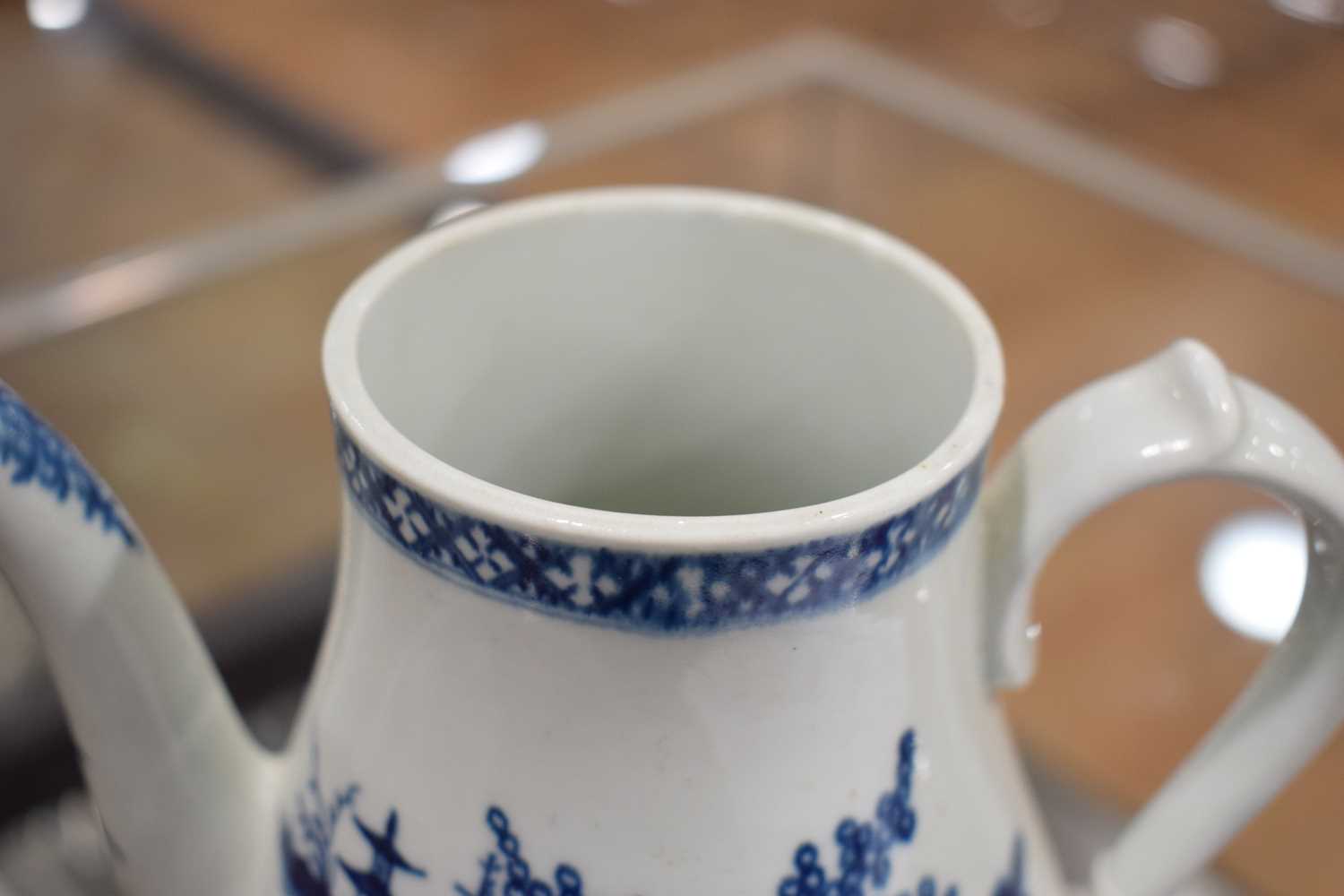 A Worcester blue and white coffee pot decorated in the Chinese manner, h. 17 cm, a Worcester blue - Image 21 of 21