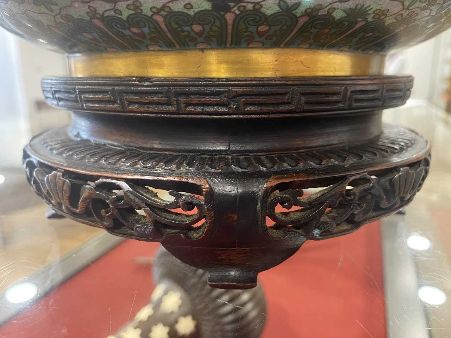 A cloisonné bowl decorated with dragons, di. 28 cm, together with another smaller bowl, both on - Bild 16 aus 16