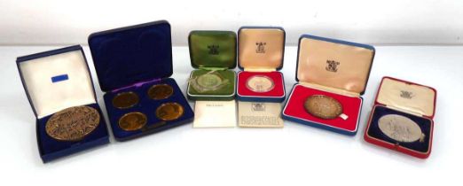 A group of collectable coins including a 1977 silver crown, a 1972 silver crown, a Silver Jubilee