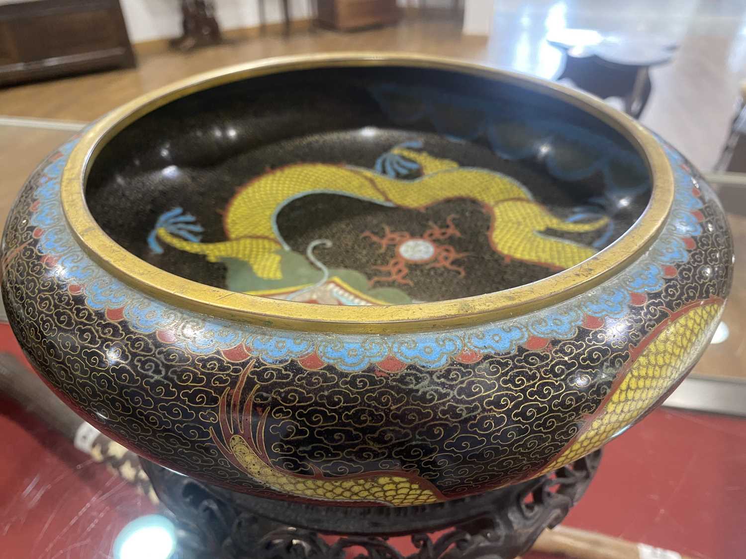 A cloisonné bowl decorated with dragons, di. 28 cm, together with another smaller bowl, both on - Bild 6 aus 16