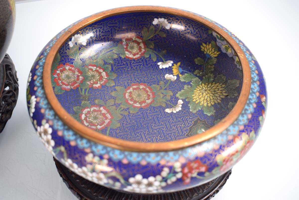 A cloisonné bowl decorated with dragons, di. 28 cm, together with another smaller bowl, both on - Bild 3 aus 16