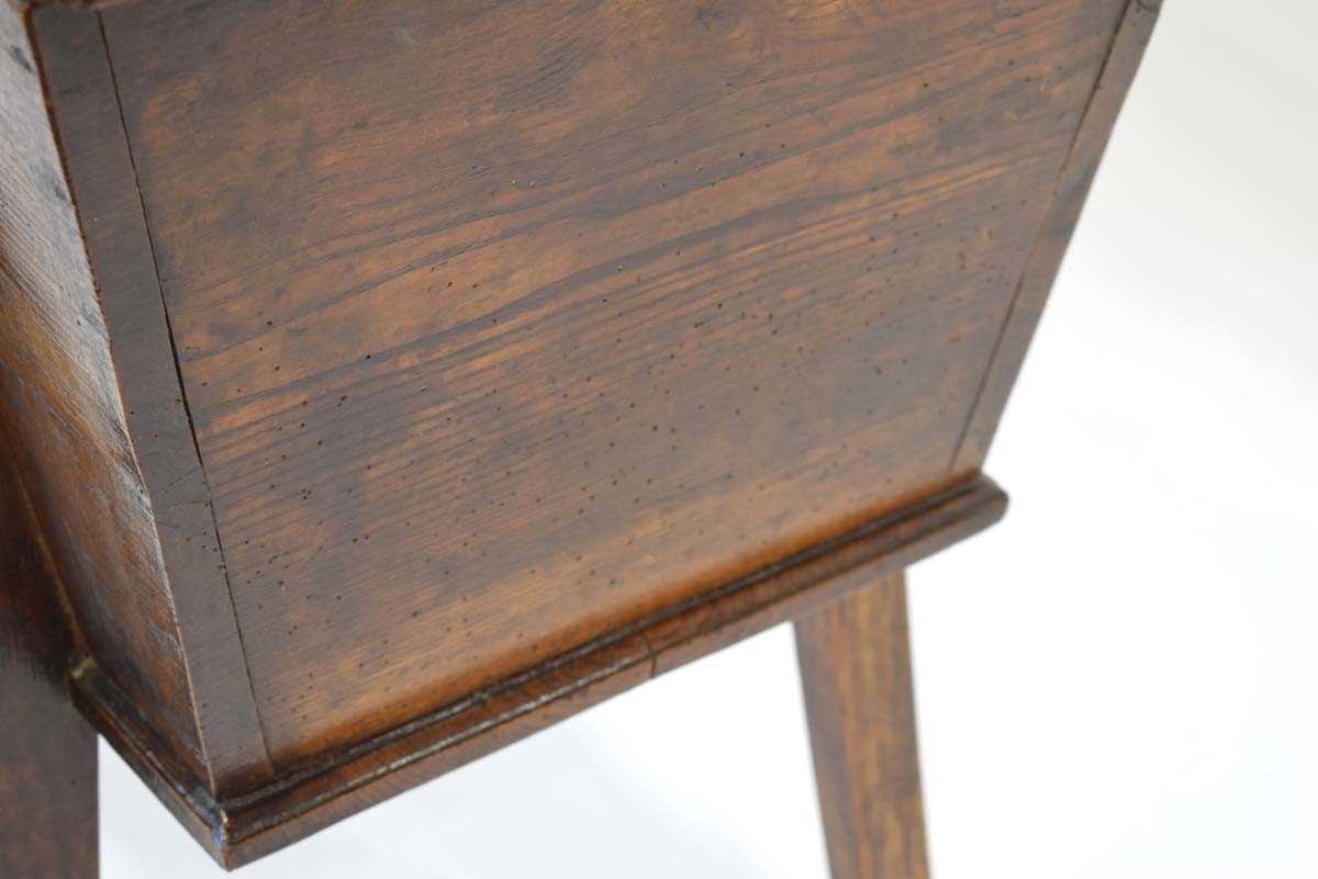 An 18th century oak dough bin on tapering supports joined by stretchers, 102 x 43 x 75 cm - Bild 2 aus 4