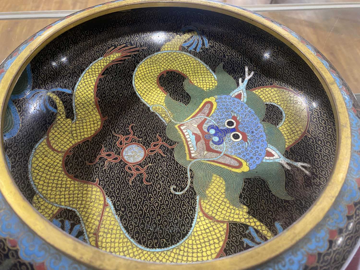 A cloisonné bowl decorated with dragons, di. 28 cm, together with another smaller bowl, both on - Bild 4 aus 16