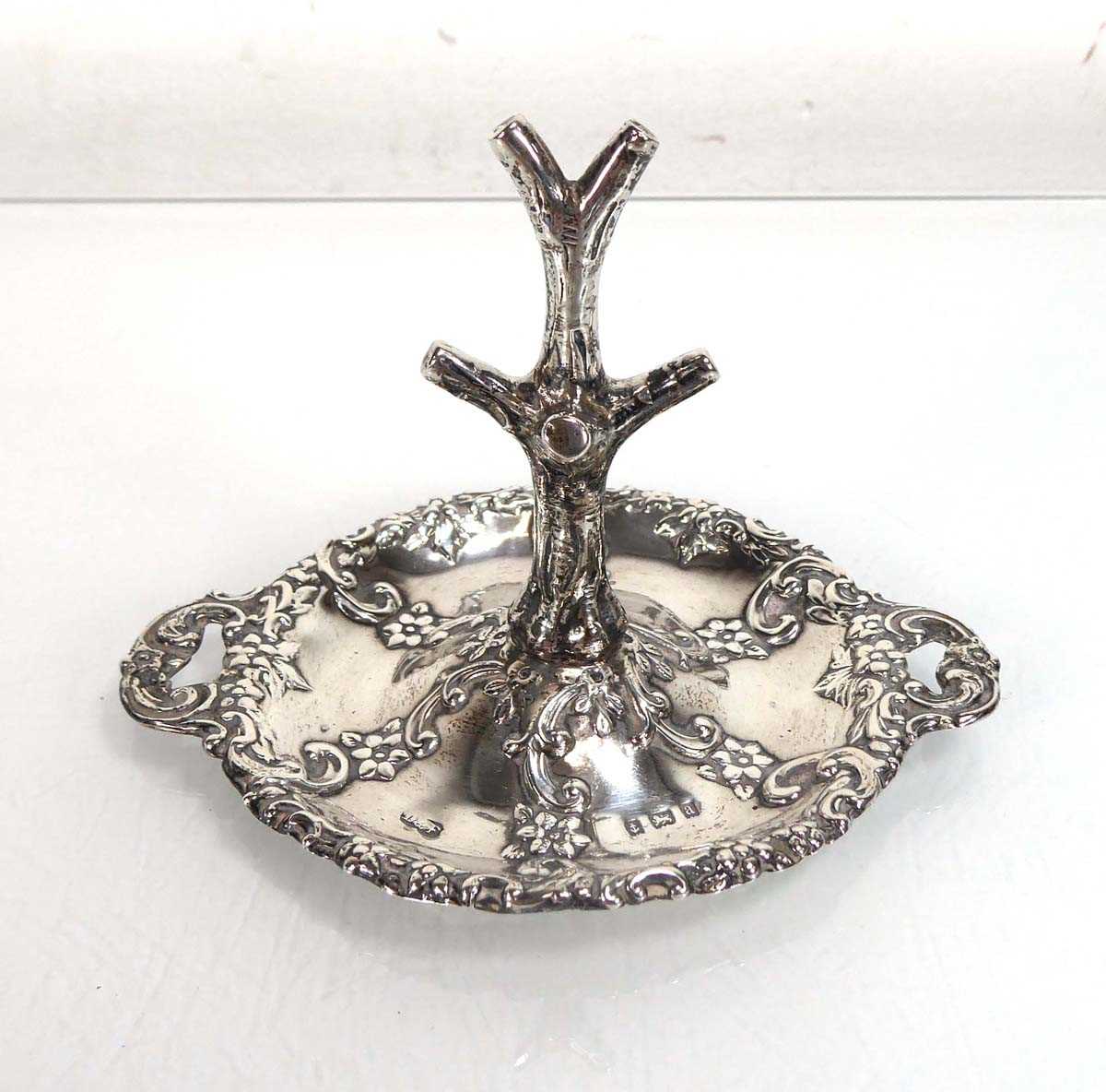 A late Victorian silver ring tree of naturalistic form, Deakin & Francis, Birmingham 1900, h. 6.5 - Image 2 of 4