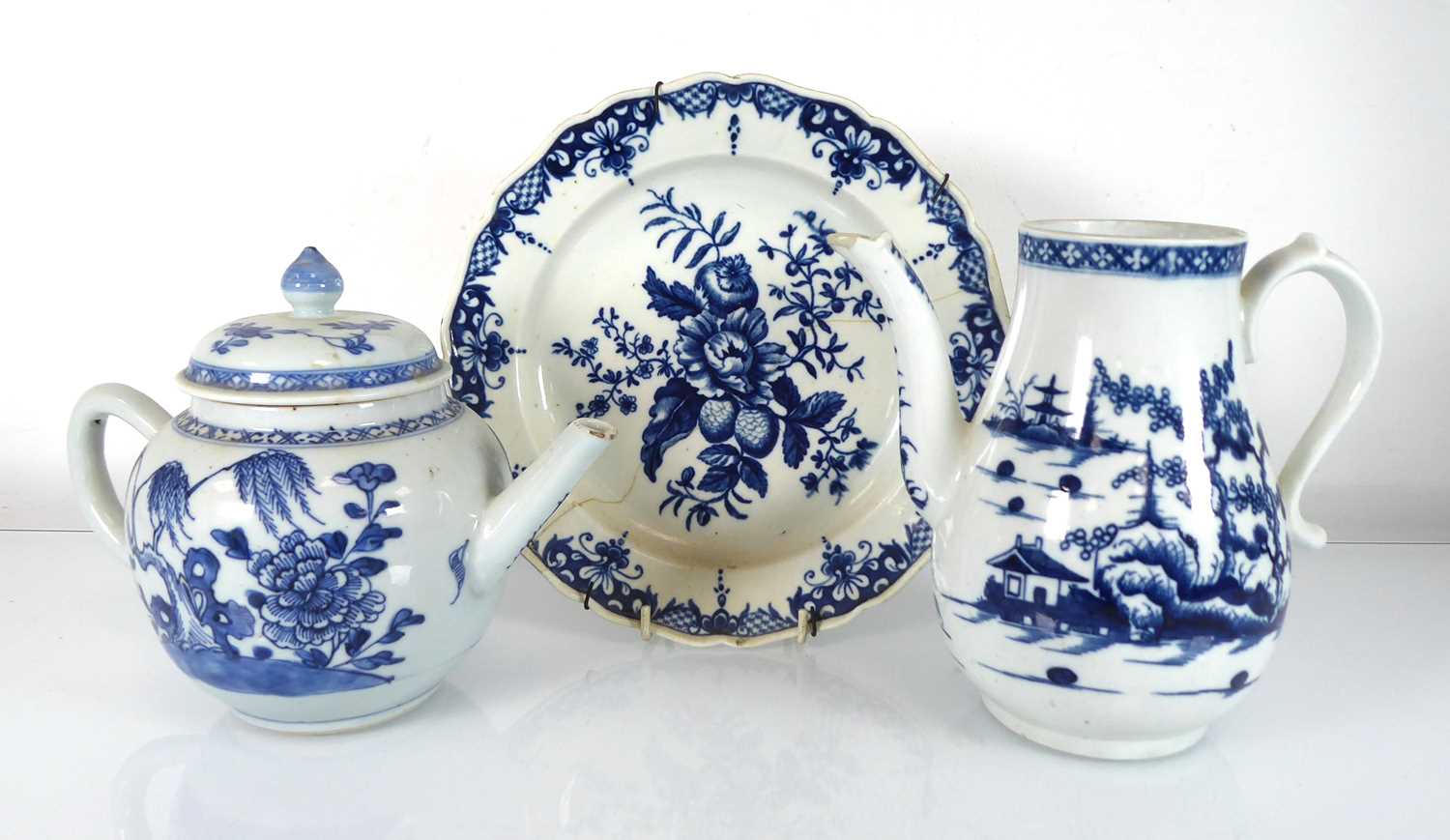 A Worcester blue and white coffee pot decorated in the Chinese manner, h. 17 cm, a Worcester blue
