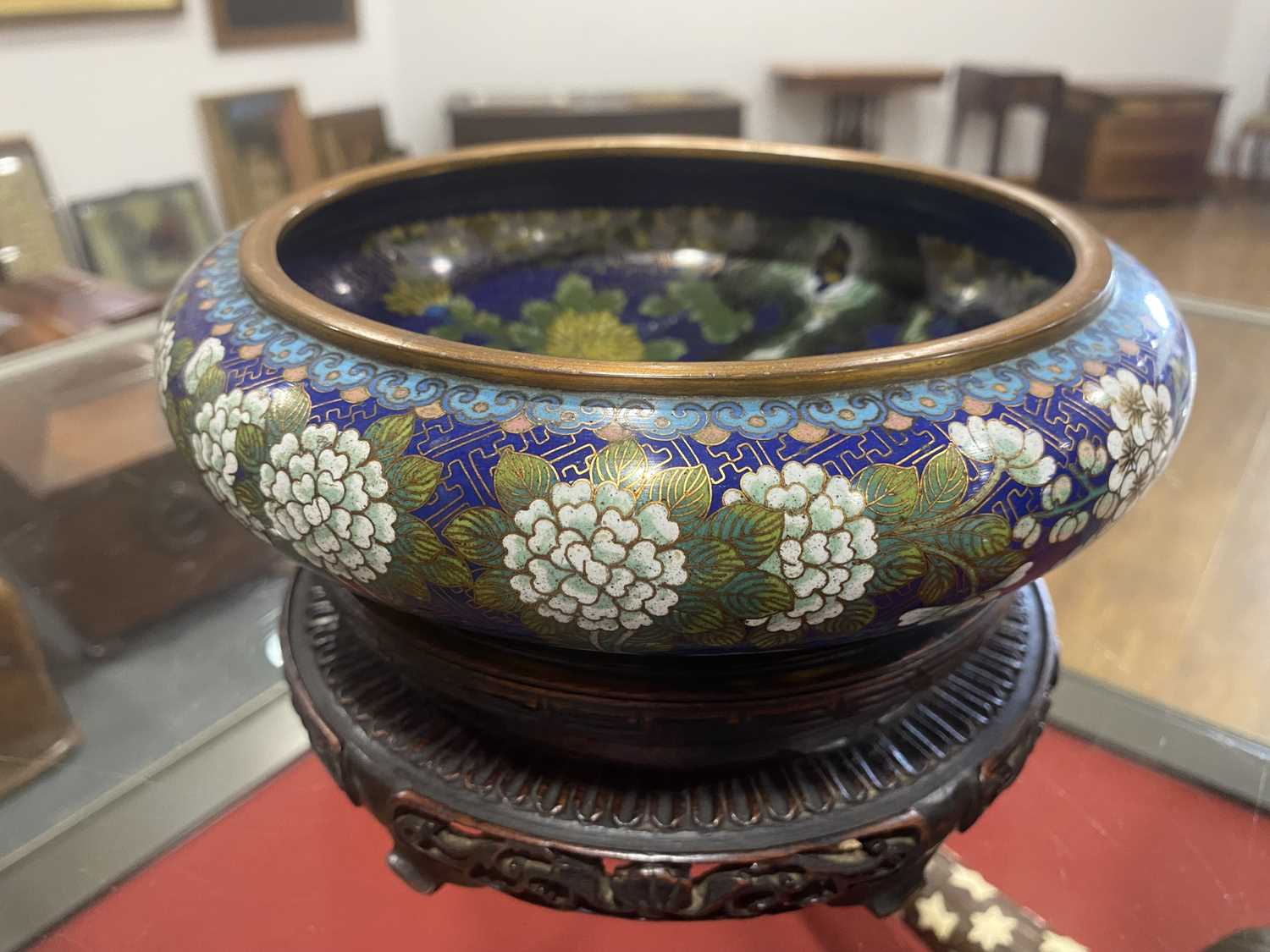 A cloisonné bowl decorated with dragons, di. 28 cm, together with another smaller bowl, both on - Bild 11 aus 16