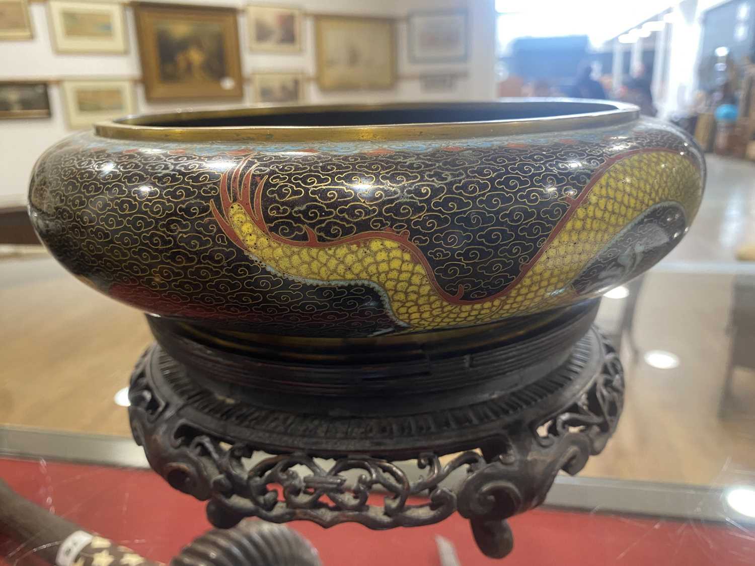 A cloisonné bowl decorated with dragons, di. 28 cm, together with another smaller bowl, both on - Bild 5 aus 16