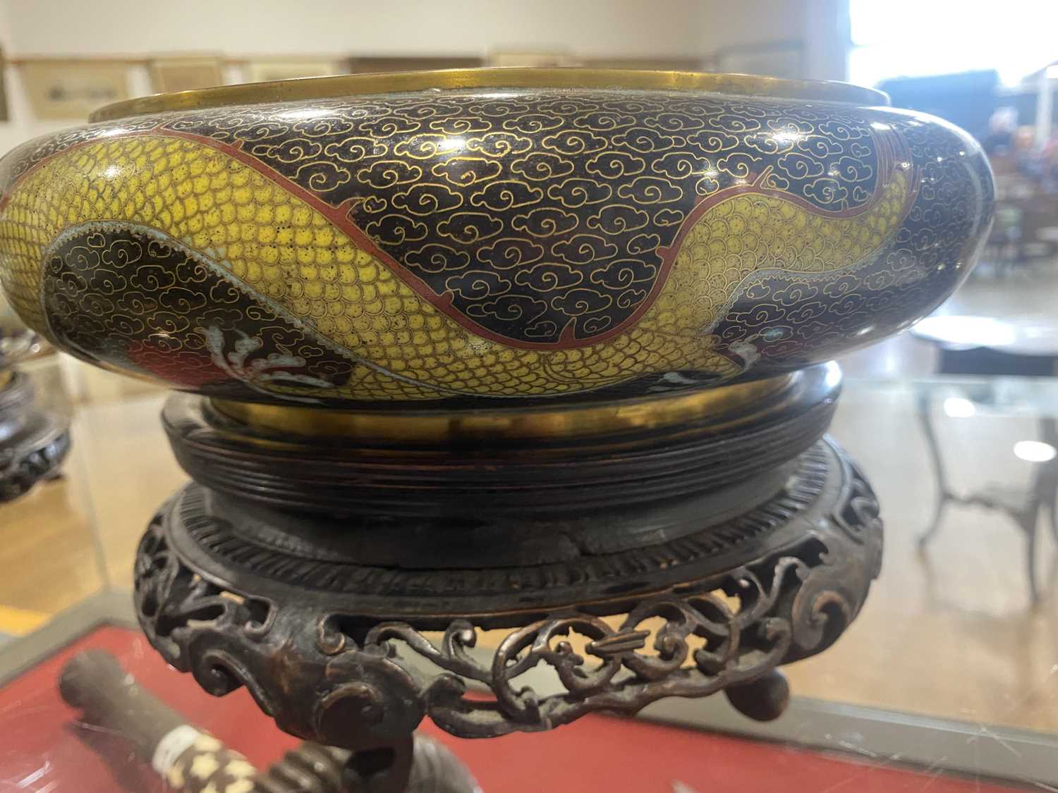 A cloisonné bowl decorated with dragons, di. 28 cm, together with another smaller bowl, both on - Bild 9 aus 16
