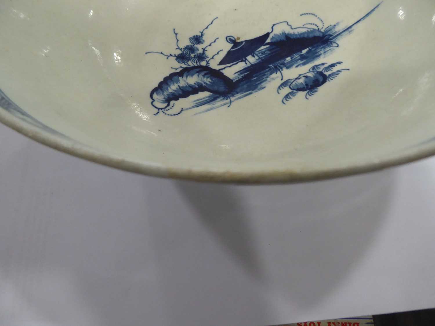 An early blue and white Worcester fruit bowl decorated with pagodas in the Oriental manner, d. 23. - Image 6 of 11