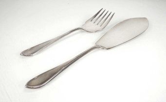 A pair of early 20th century silver fish servers, Viners, Sheffield 1931, max l. 29 cm, overall 7.