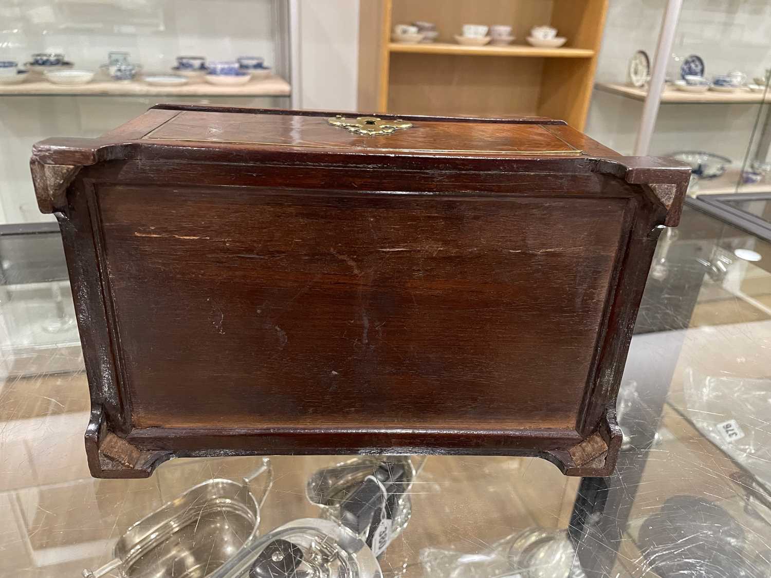 A late 18th/early 19th century mahogany and brass mounted box of casket form with bracket feet, - Bild 17 aus 18