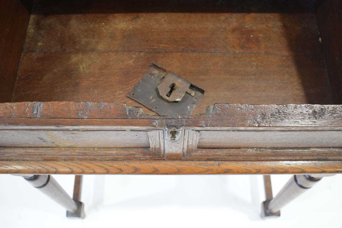 An oak clerk's desk, the sloped surface enclosing six drawers, on a later oak stand, 68 x 52 x 91 - Bild 5 aus 6