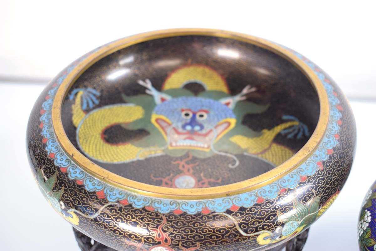 A cloisonné bowl decorated with dragons, di. 28 cm, together with another smaller bowl, both on - Bild 2 aus 16