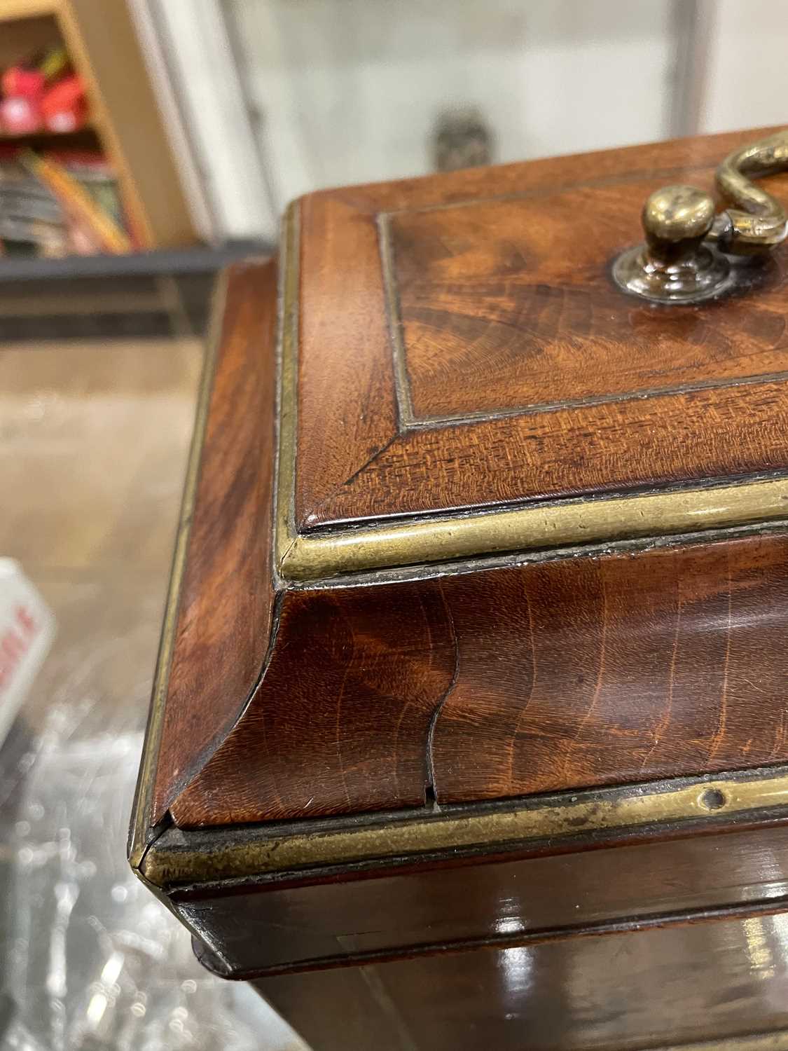 A late 18th/early 19th century mahogany and brass mounted box of casket form with bracket feet, - Bild 11 aus 18