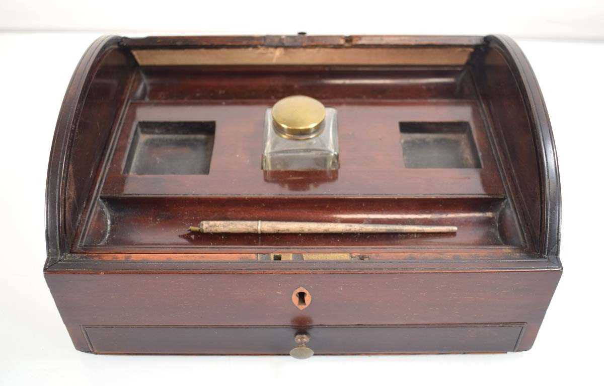 A Victorian mahogany desk tidy, the tambour top enclosing spaces for three inkwells (only one - Bild 3 aus 5