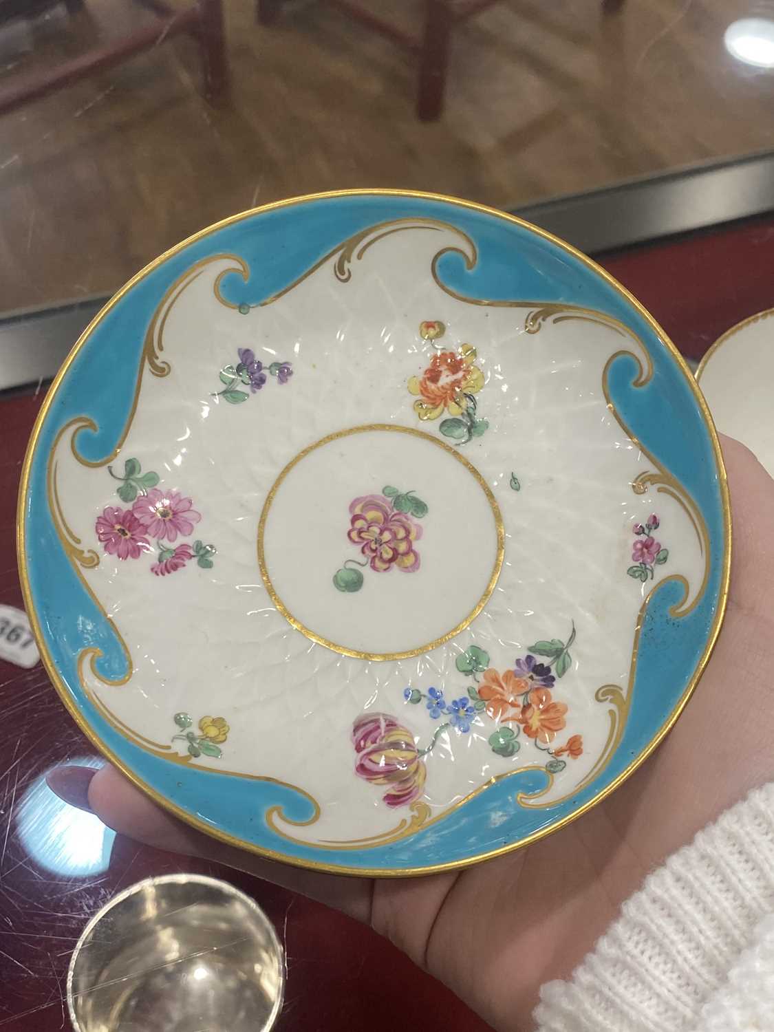 A Chelsea tea bowl and saucer dish decorated with floral sprays on a turquoise ground, saucer d. - Image 8 of 13