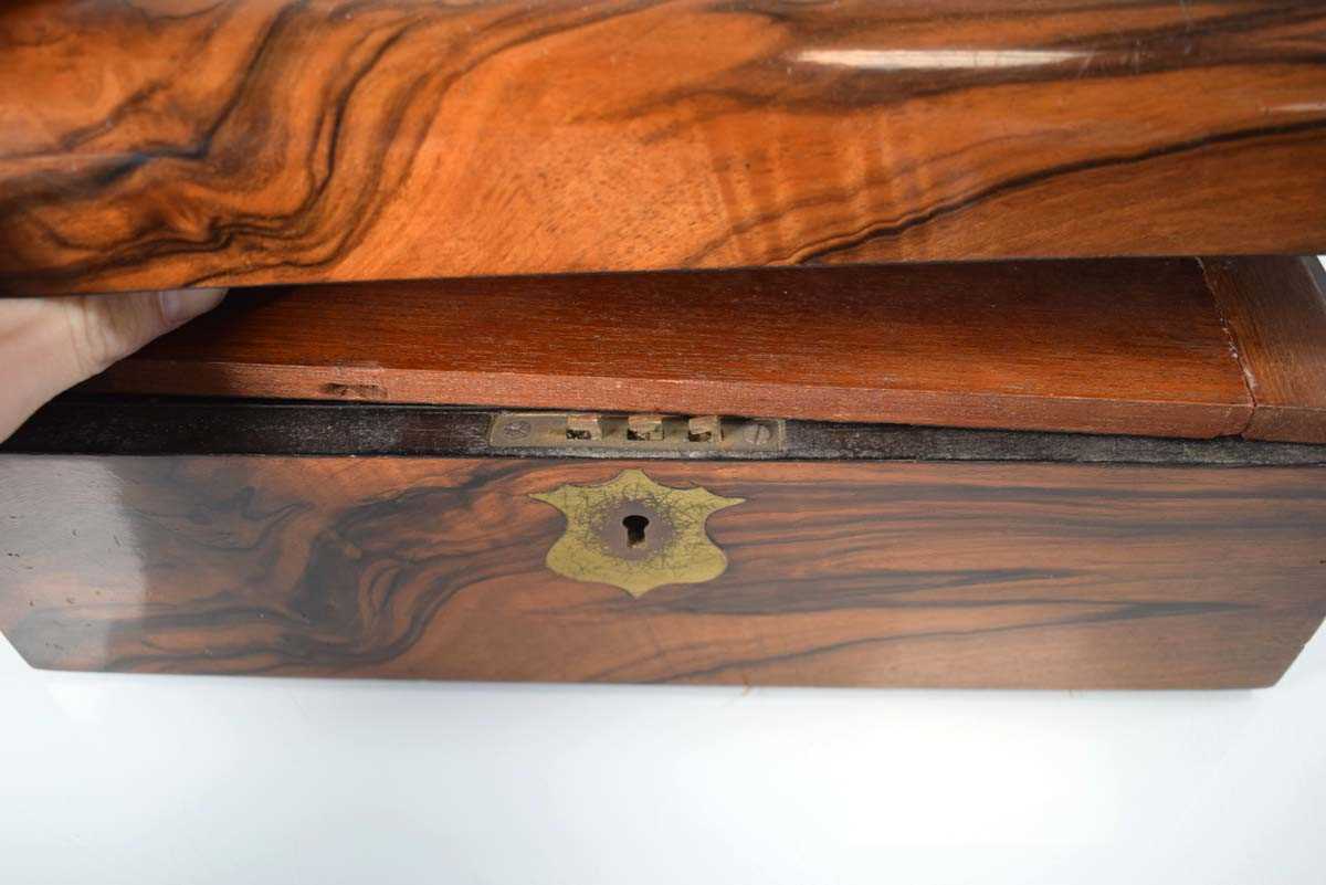 A group of three Victorian walnut and marquetry writing slopes (3) - Bild 4 aus 4