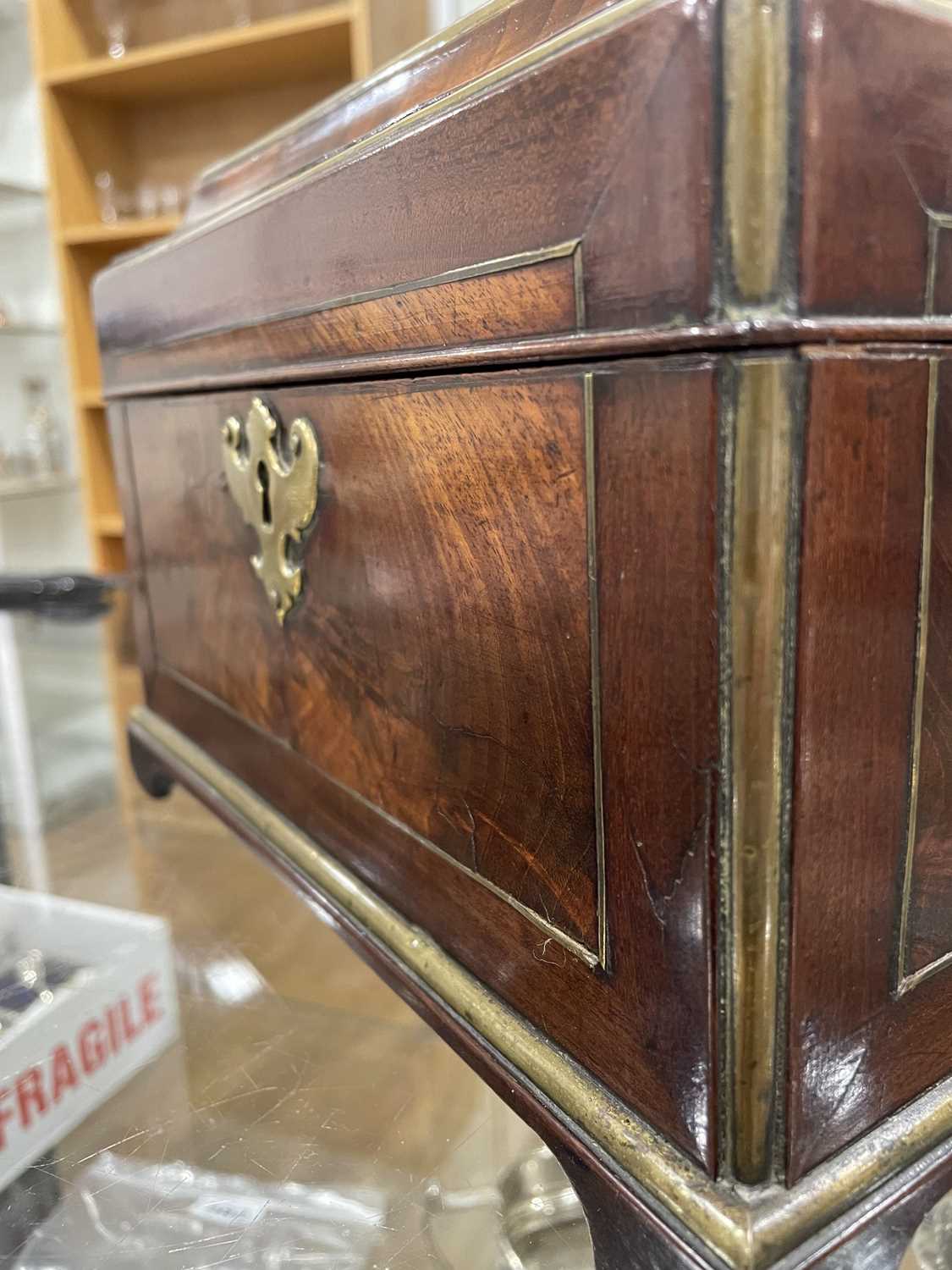 A late 18th/early 19th century mahogany and brass mounted box of casket form with bracket feet, - Bild 9 aus 18