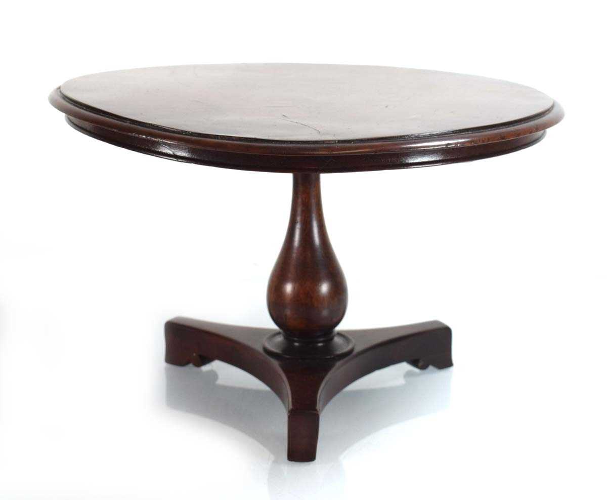 A miniature apprentice model of a mahogany tilt-top supper table, di. 28 cm, h. 18 cm