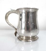 A George II silver mug of typical form maker Richard Bayley, London 1745, h. 9 cm, 4.9 ozs Dents,