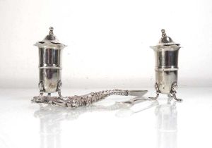 A pair of Edwardian silver peppers, each on three outswept feet, maker WD, Birmingham 1905, h. 8