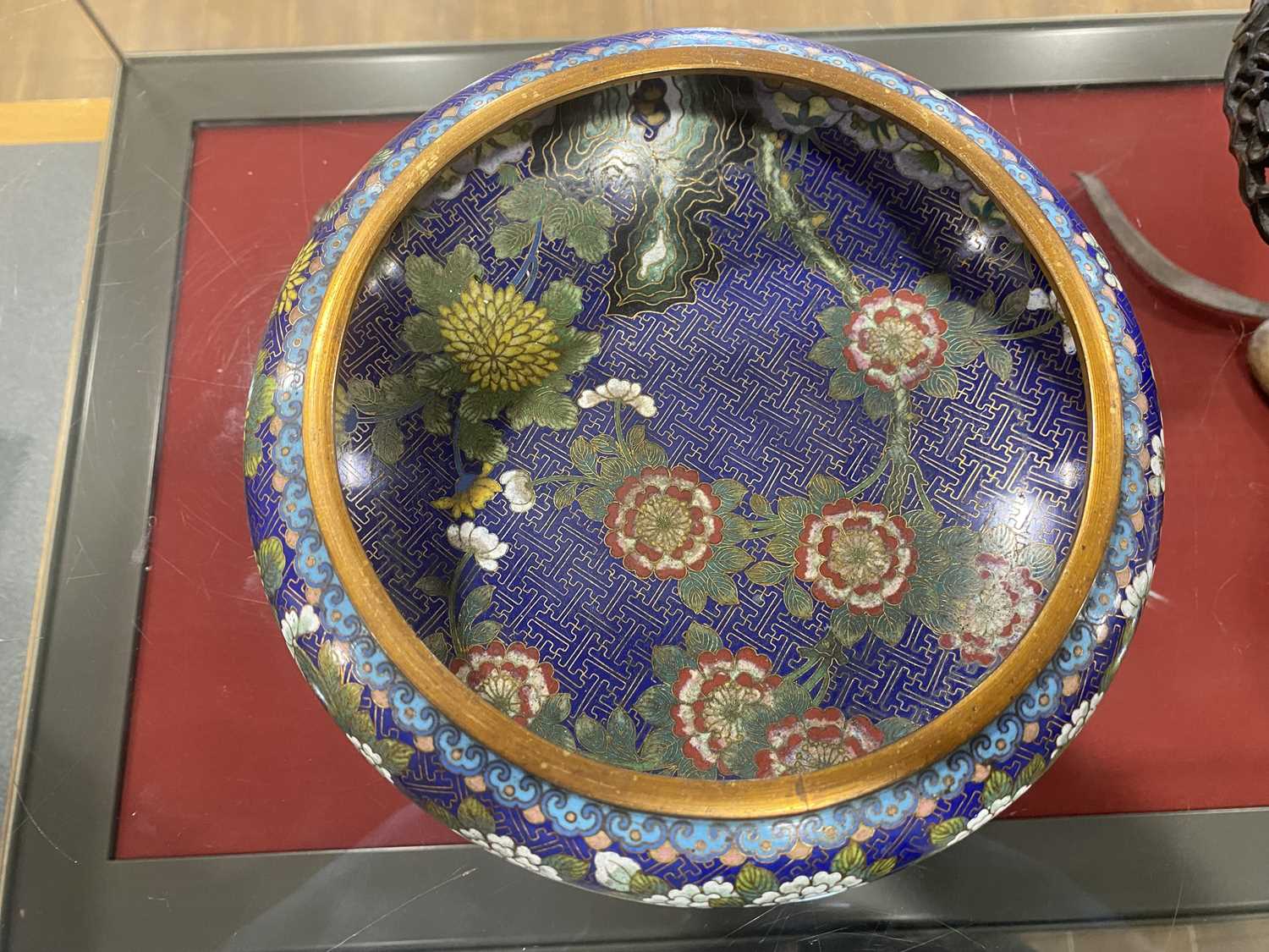 A cloisonné bowl decorated with dragons, di. 28 cm, together with another smaller bowl, both on - Bild 10 aus 16