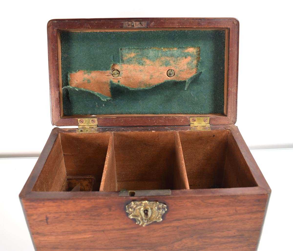 A George III mahogany box, the interior with three compartments, on brass ball and claw feet, 25 x - Bild 2 aus 2