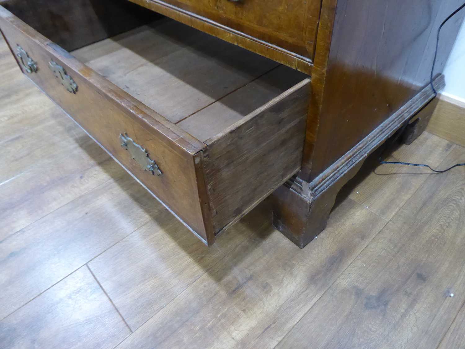 A walnut and feather banded bureau of small proportions, the fall-front over four long graduated - Bild 16 aus 20