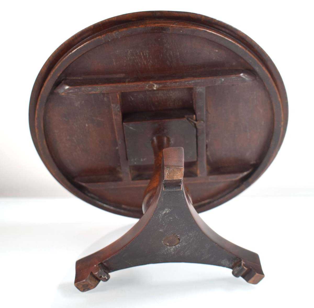 A miniature apprentice model of a mahogany tilt-top supper table, di. 28 cm, h. 18 cm - Bild 2 aus 2