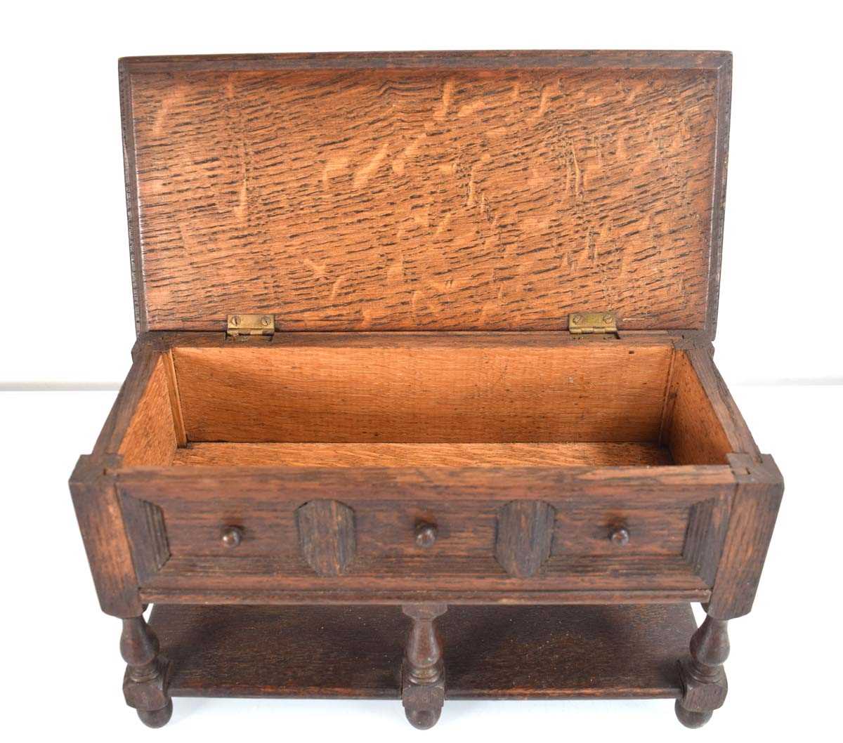 A miniature apprentice model of an oak dresser, with a lift lid, w. 24 cm, h. 14 cm - Image 2 of 2