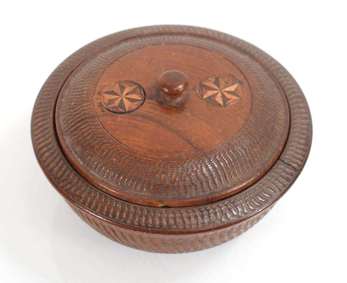 A late 19th century elm(?) and marquetry pot and cover, di. 13 cm - Bild 2 aus 3
