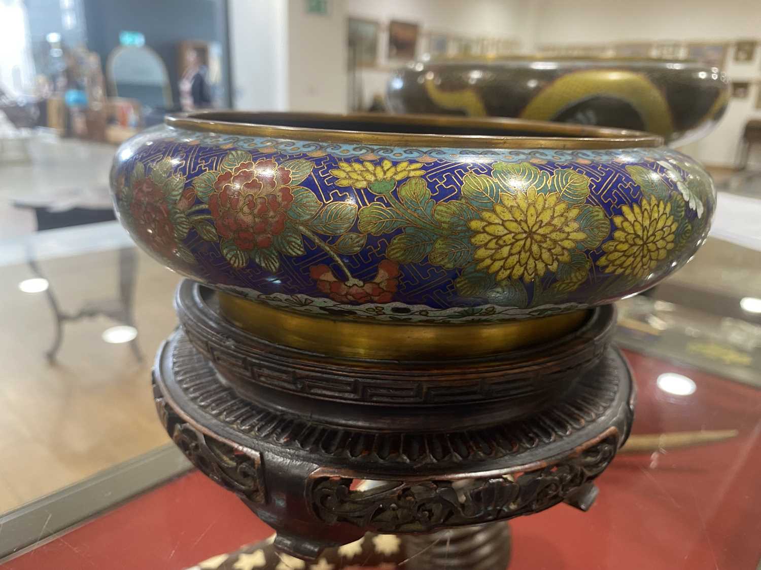 A cloisonné bowl decorated with dragons, di. 28 cm, together with another smaller bowl, both on - Bild 12 aus 16