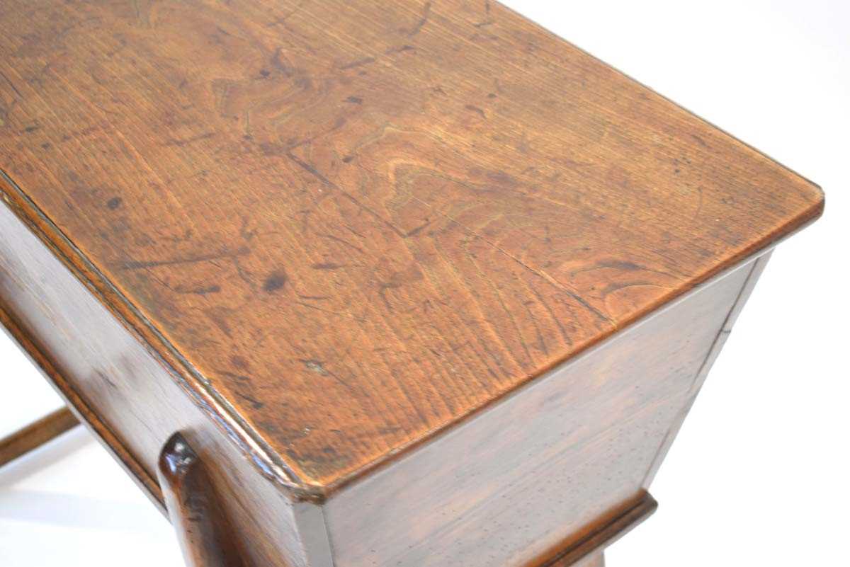 An 18th century oak dough bin on tapering supports joined by stretchers, 102 x 43 x 75 cm - Bild 3 aus 4