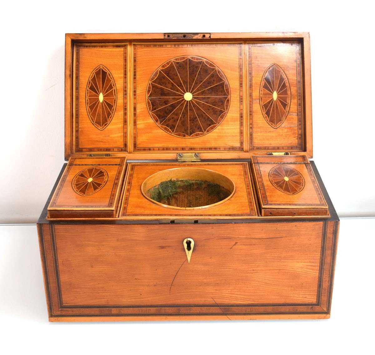 An early 19th century satinwood, walnut banded and marquetry tea caddy, the interior with two - Bild 3 aus 4