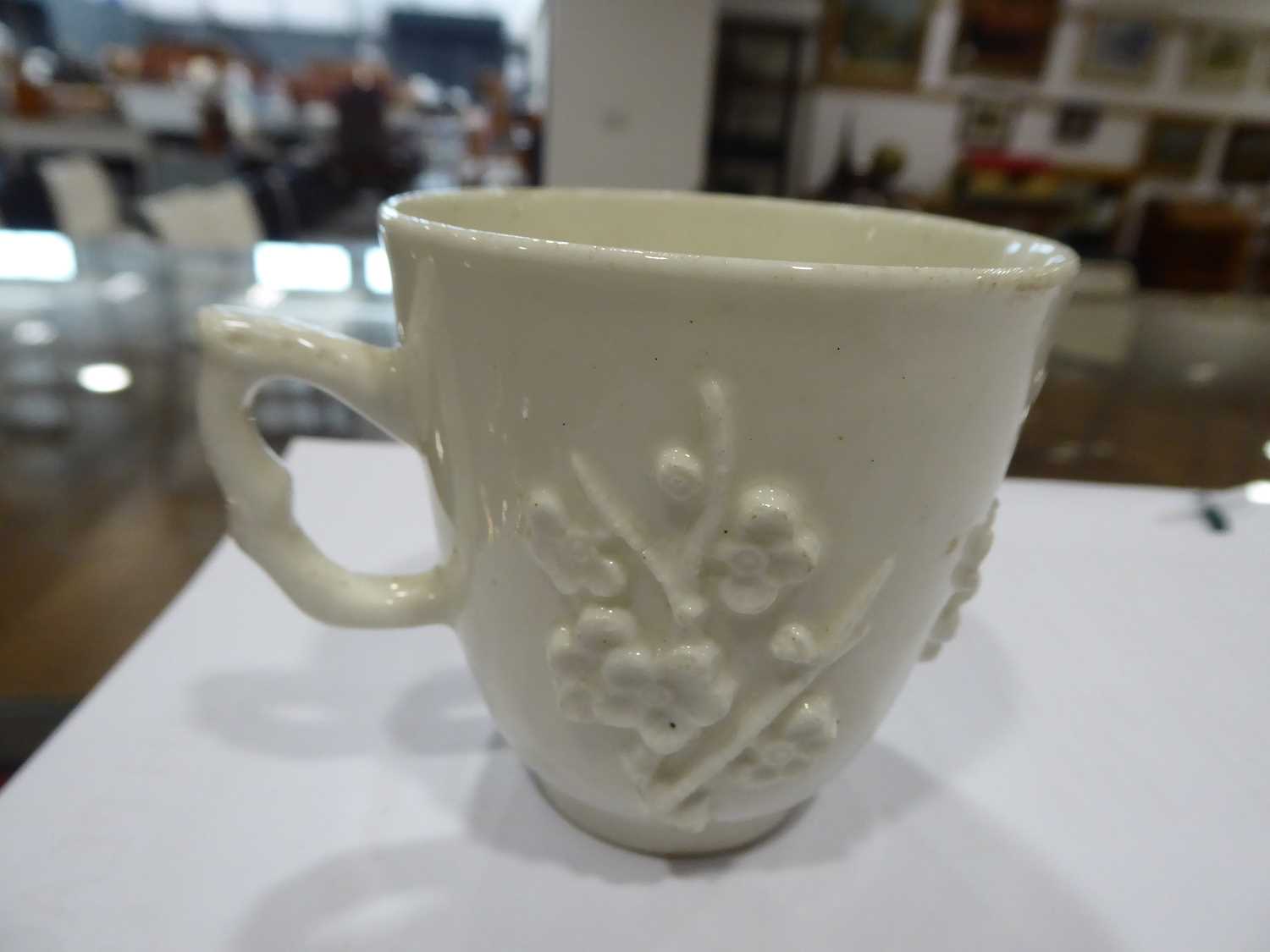 A group of 18th century and later porcelain comprising two sparrow beak cream jugs, three further - Image 16 of 30