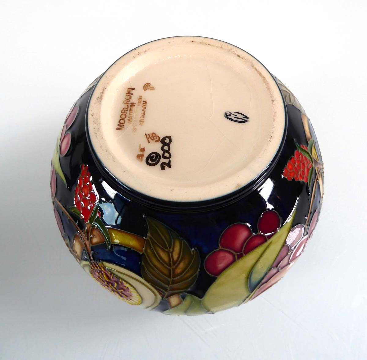 A Moorcroft vase of globular form decorated in the Queens Choice pattern, h. 14 cm Crazing to glaze. - Image 4 of 4