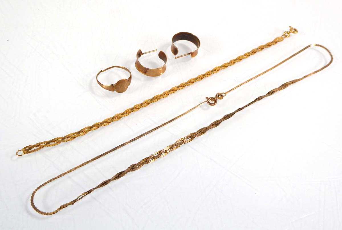 A group of 9ct yellow gold and yellow metal jewellery comprising a bracelet, a necklace, a pair of - Image 2 of 2