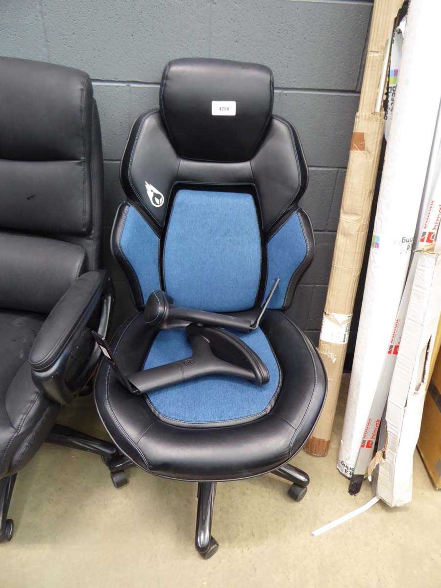 +VAT Blue and black gaming style chair with detached arms (broken back)