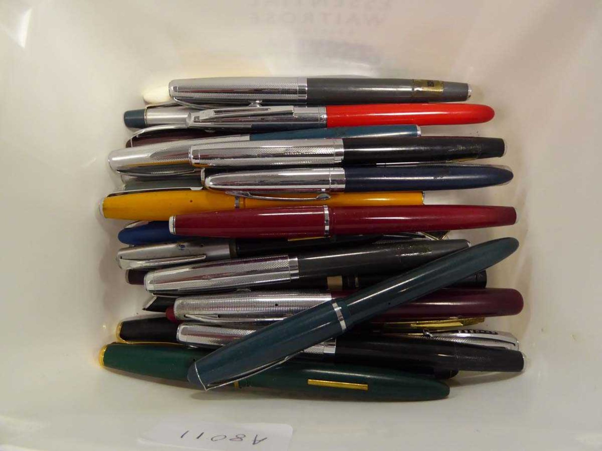 Box containing approx. 35 fountain pens etc.