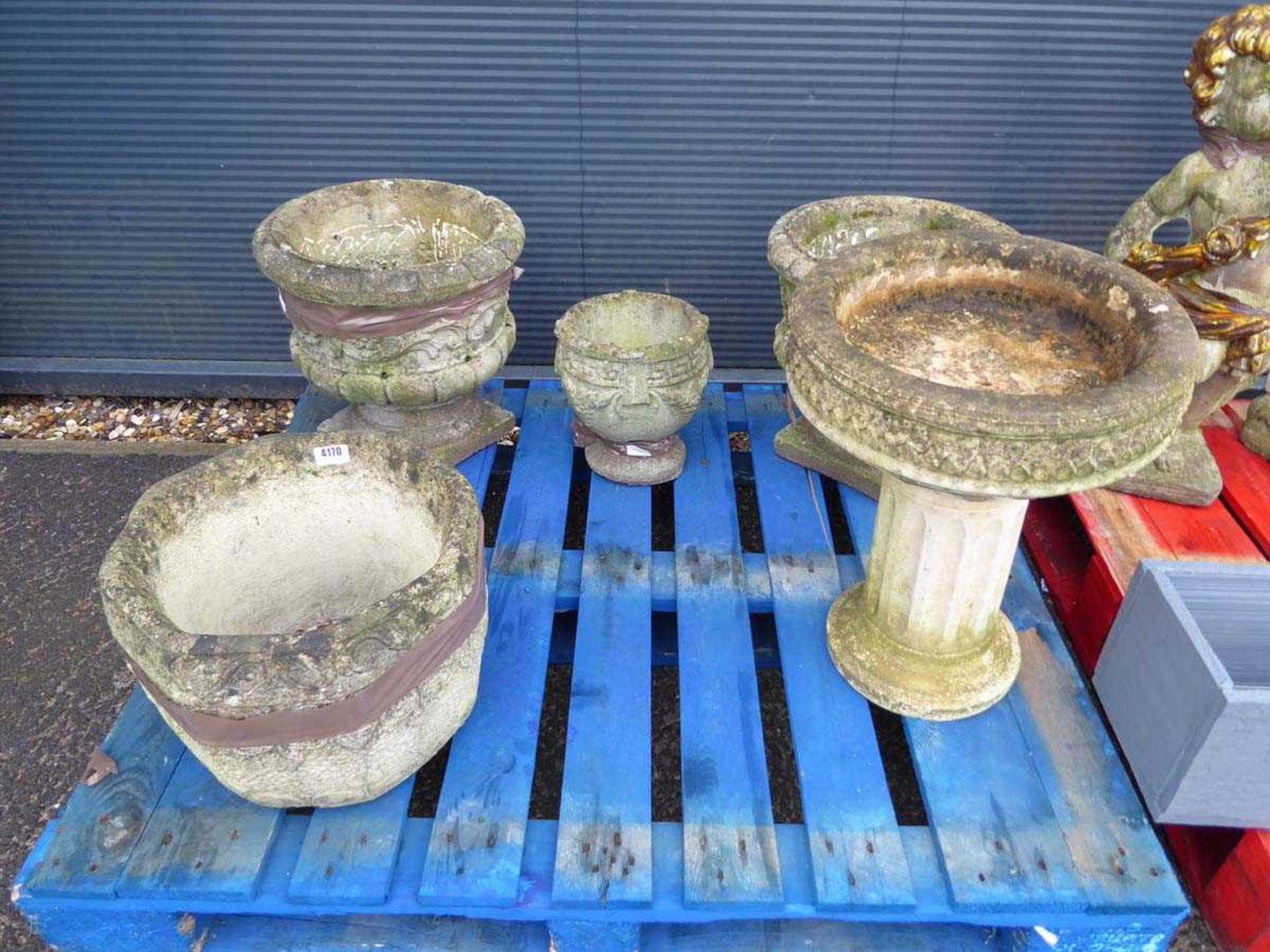 Pallet of assorted garden pots