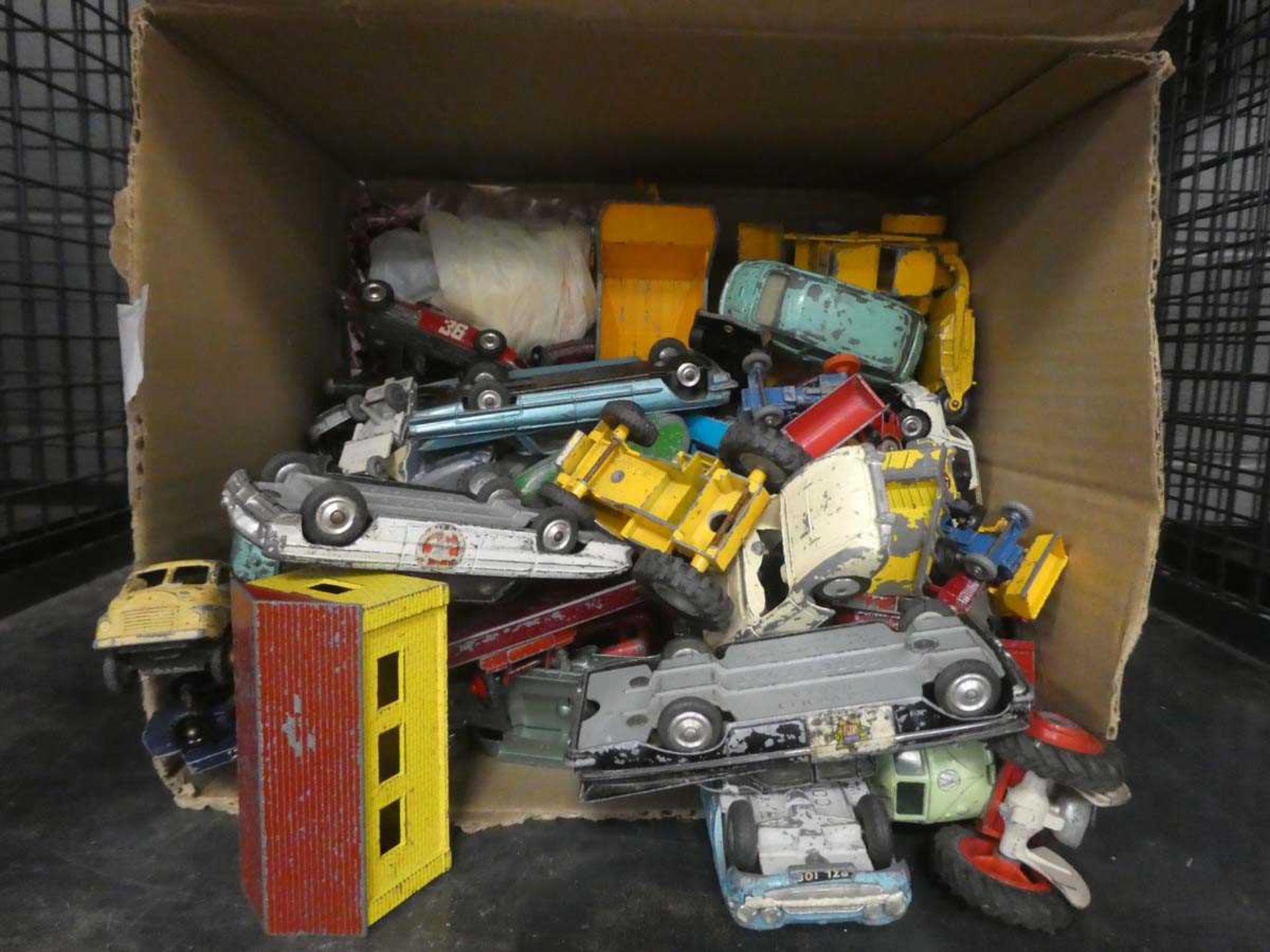 Box containing playworn Lesney, Matchbox and other die cast vehicles